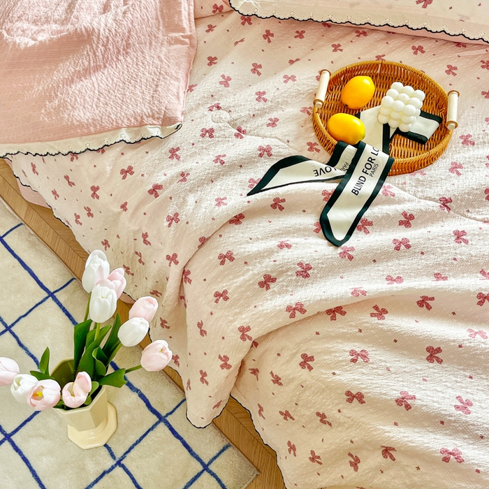 91家纺网 家纺一手货源 找家纺 利禾 2026新款泡芙全棉小黑花边夏被四件套夏凉被空调被 粉色蝴蝶结-花边款