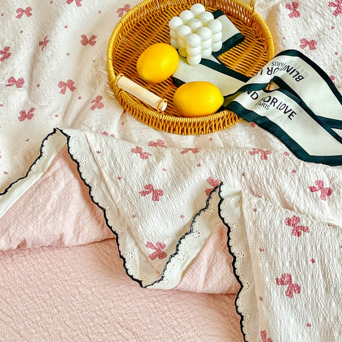 91家纺网 家纺一手货源 找家纺 利禾 2026新款泡芙全棉小黑花边夏被四件套夏凉被空调被 粉色蝴蝶结-花边款