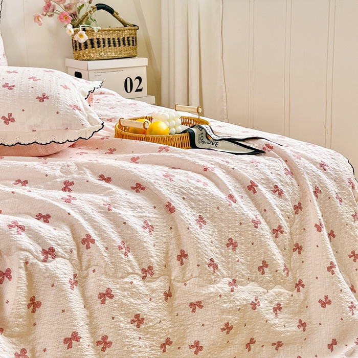 91家纺网 家纺一手货源 找家纺 利禾 2026新款泡芙全棉小黑花边夏被四件套夏凉被空调被 粉色蝴蝶结-花边款