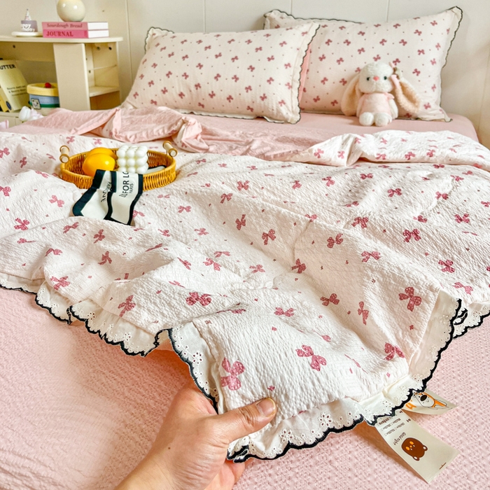 91家纺网 家纺一手货源 找家纺 利禾 2026新款泡芙全棉小黑花边夏被四件套夏凉被空调被 粉色蝴蝶结-花边款