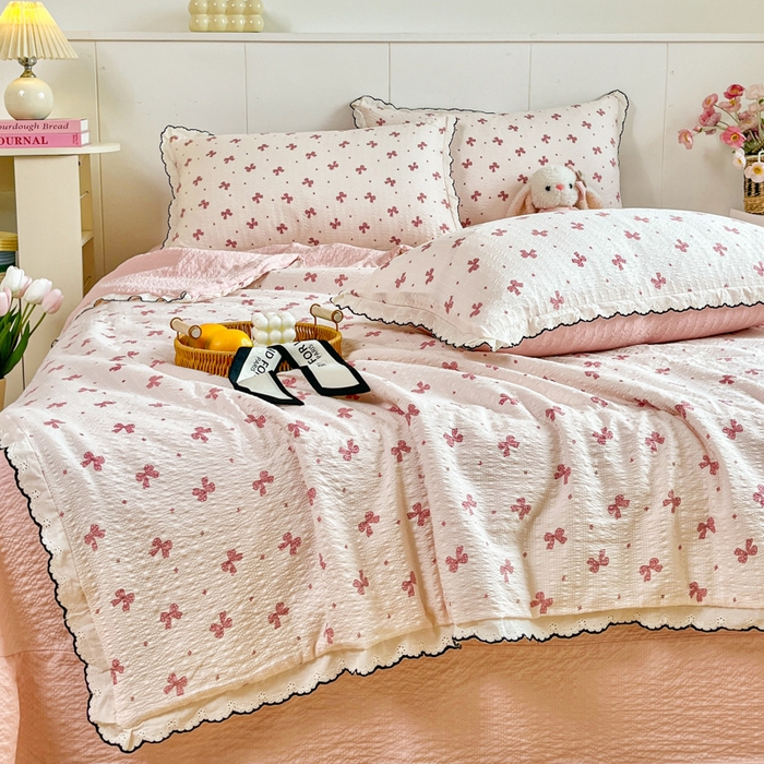 91家纺网 家纺一手货源 找家纺 利禾 2026新款泡芙全棉小黑花边夏被四件套夏凉被空调被 粉色蝴蝶结-花边款