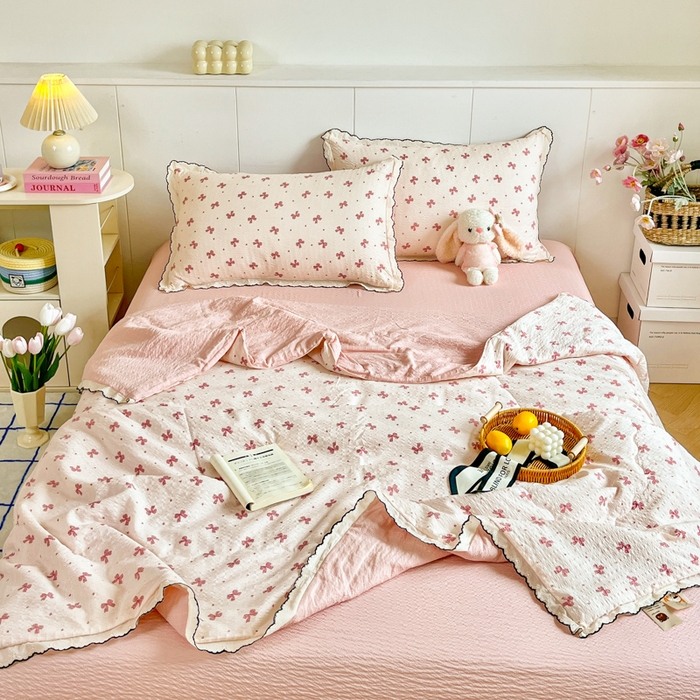 91家纺网 家纺一手货源 找家纺 利禾 2026新款泡芙全棉小黑花边夏被四件套夏凉被空调被 粉色蝴蝶结-花边款