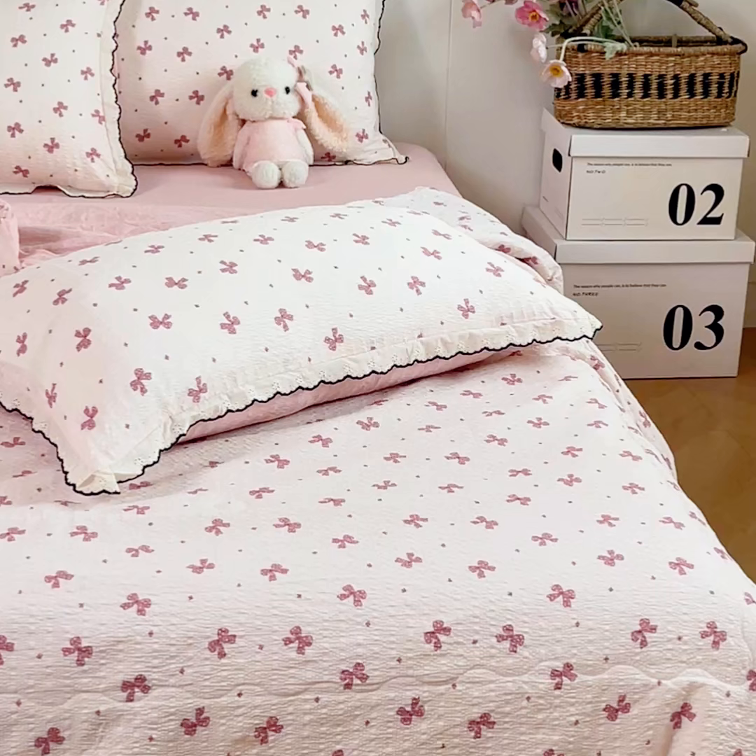 91家纺网 家纺一手货源 找家纺 利禾 2026新款泡芙全棉小黑花边夏被四件套夏凉被空调被 粉色蝴蝶结-花边款