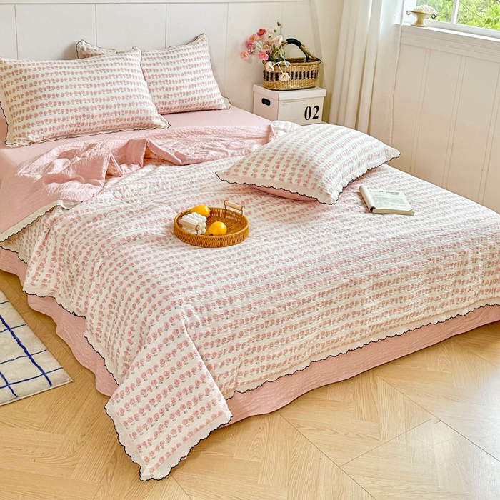 91家纺网 家纺一手货源 找家纺 利禾 2026新款泡芙全棉小黑花边夏被四件套夏凉被空调被 花海-花边款