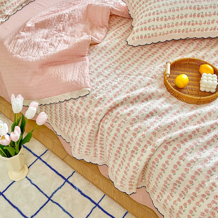 91家纺网 家纺一手货源 找家纺 利禾 2026新款泡芙全棉小黑花边夏被四件套夏凉被空调被 花海-花边款