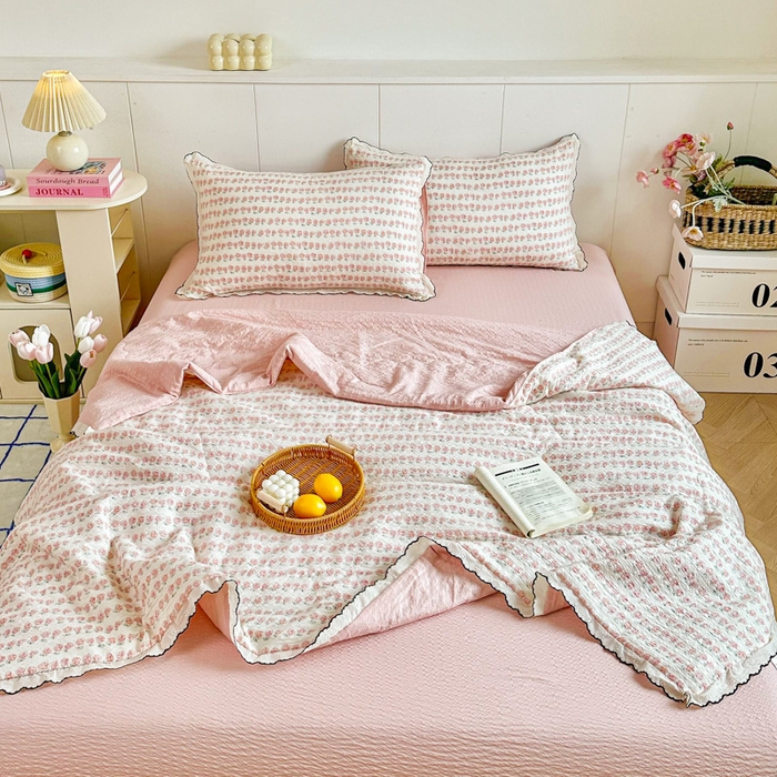 91家纺网 家纺一手货源 找家纺 利禾 2026新款泡芙全棉小黑花边夏被四件套夏凉被空调被 花海-花边款