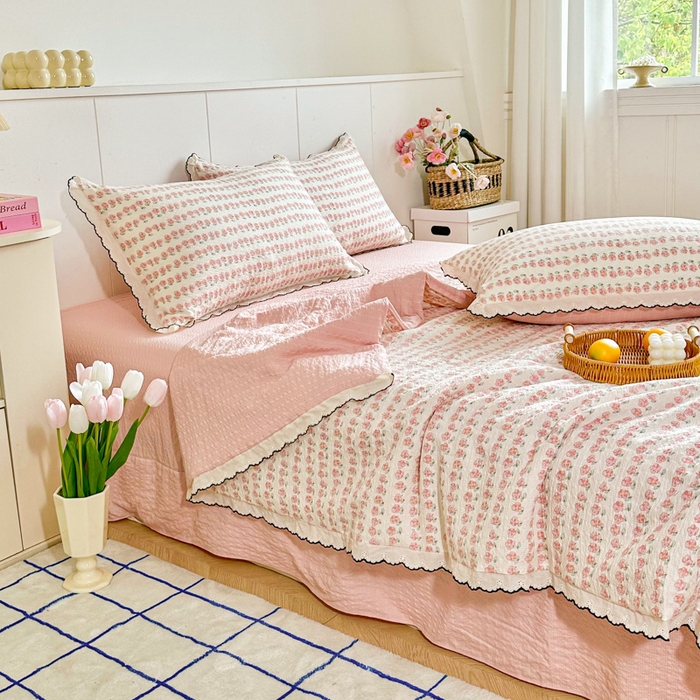 91家纺网 家纺一手货源 找家纺 利禾 2026新款泡芙全棉小黑花边夏被四件套夏凉被空调被 花海-花边款