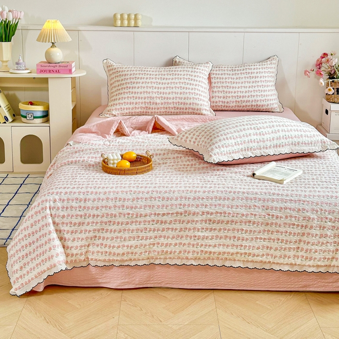 91家纺网 家纺一手货源 找家纺 利禾 2026新款泡芙全棉小黑花边夏被四件套夏凉被空调被 花海-花边款