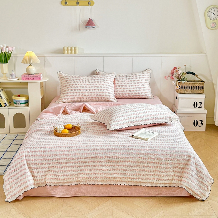 91家纺网 家纺一手货源 找家纺 利禾 2026新款泡芙全棉小黑花边夏被四件套夏凉被空调被 花海-花边款