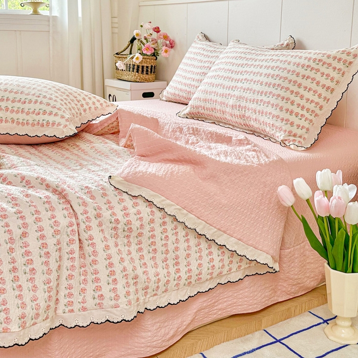 91家纺网 家纺一手货源 找家纺 利禾 2026新款泡芙全棉小黑花边夏被四件套夏凉被空调被 花海-花边款