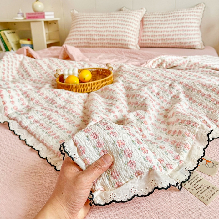 91家纺网 家纺一手货源 找家纺 利禾 2026新款泡芙全棉小黑花边夏被四件套夏凉被空调被 花海-花边款