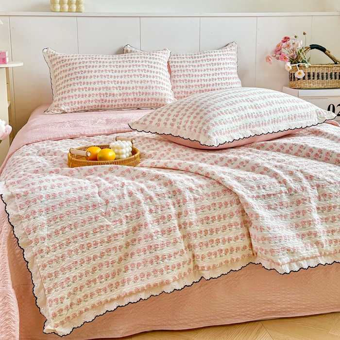 91家纺网 家纺一手货源 找家纺 利禾 2026新款泡芙全棉小黑花边夏被四件套夏凉被空调被 花海-花边款