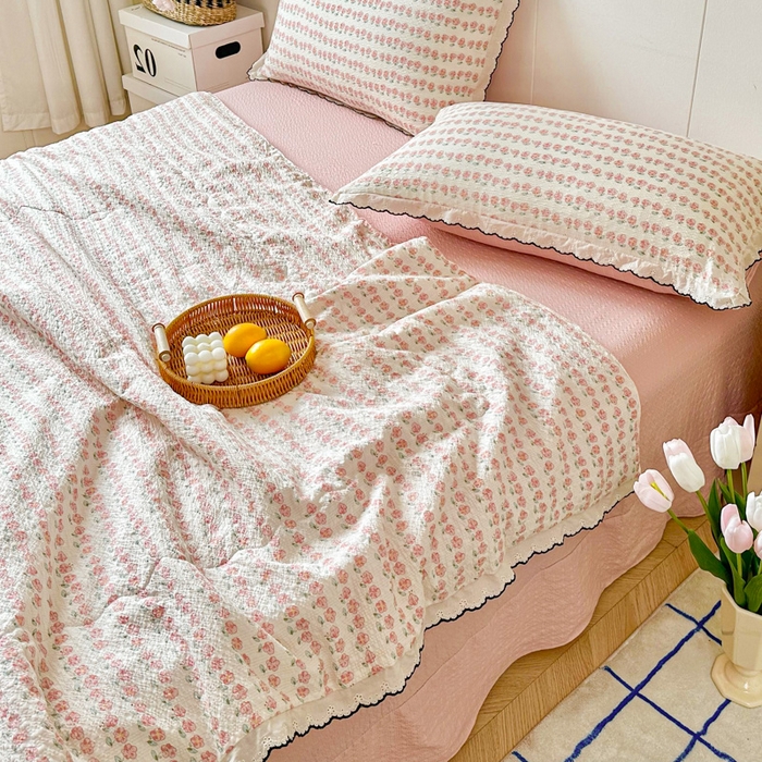 91家纺网 家纺一手货源 找家纺 利禾 2026新款泡芙全棉小黑花边夏被四件套夏凉被空调被 花海-花边款