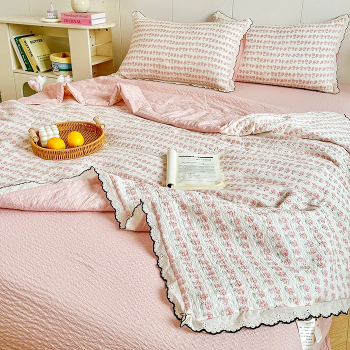 91家纺网 家纺一手货源 找家纺 利禾 2026新款泡芙全棉小黑花边夏被四件套夏凉被空调被 花海-花边款