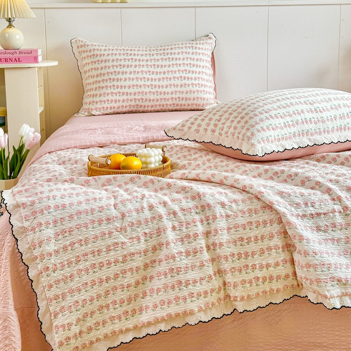 91家纺网 家纺一手货源 找家纺 利禾 2026新款泡芙全棉小黑花边夏被四件套夏凉被空调被 花海-花边款