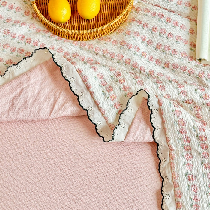 91家纺网 家纺一手货源 找家纺 利禾 2026新款泡芙全棉小黑花边夏被四件套夏凉被空调被 花海-花边款