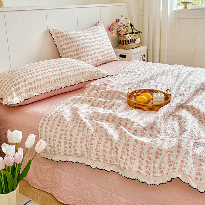 91家纺网 家纺一手货源 找家纺 利禾 2026新款泡芙全棉小黑花边夏被四件套夏凉被空调被 花海-花边款