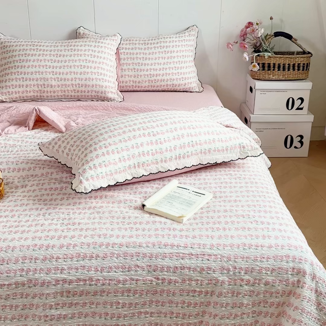 91家纺网 家纺一手货源 找家纺 利禾 2026新款泡芙全棉小黑花边夏被四件套夏凉被空调被 花海-花边款