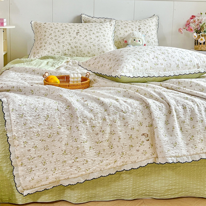 91家纺网 家纺一手货源 找家纺 利禾 2026新款泡芙全棉小黑花边夏被四件套夏凉被空调被 绿叶初开-花边款