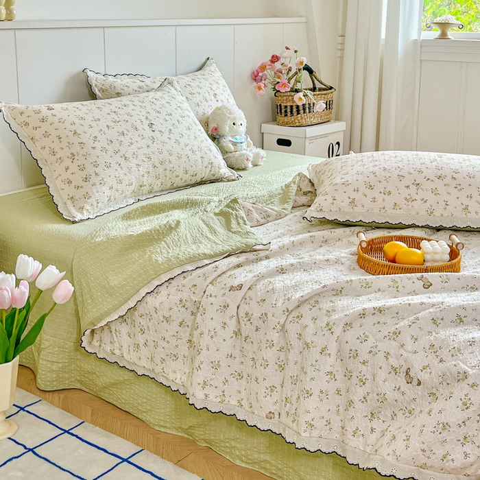 91家纺网 家纺一手货源 找家纺 利禾 2026新款泡芙全棉小黑花边夏被四件套夏凉被空调被 绿叶初开-花边款