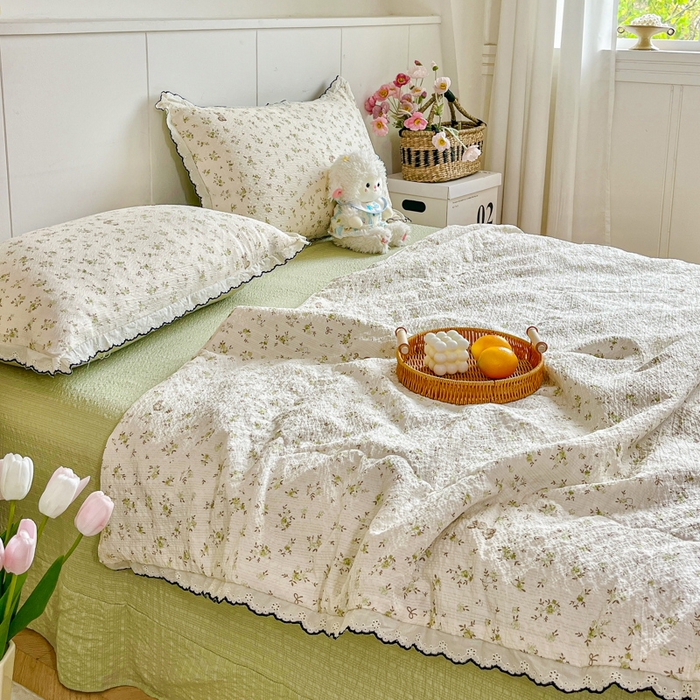 91家纺网 家纺一手货源 找家纺 利禾 2026新款泡芙全棉小黑花边夏被四件套夏凉被空调被 绿叶初开-花边款