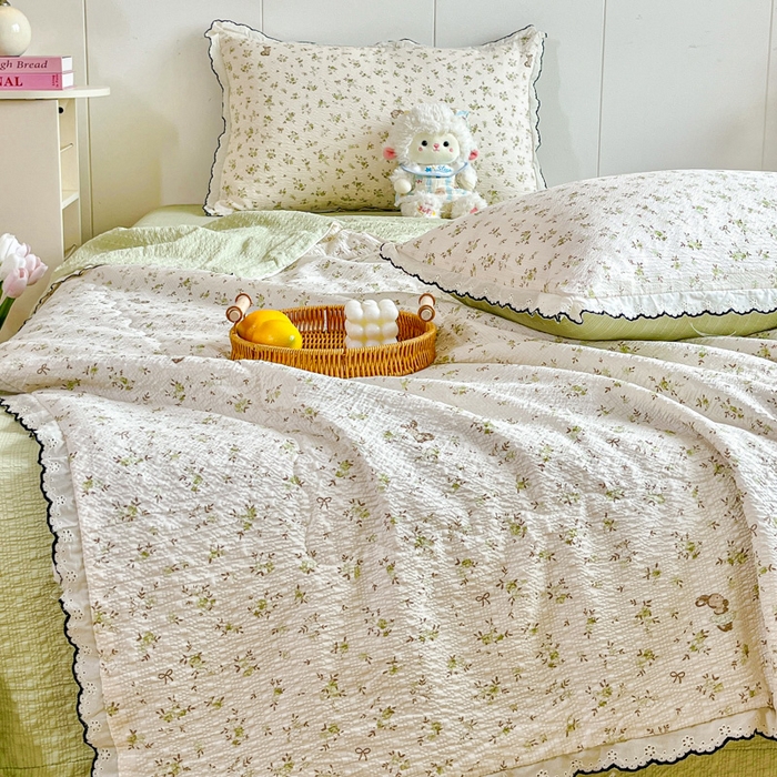 91家纺网 家纺一手货源 找家纺 利禾 2026新款泡芙全棉小黑花边夏被四件套夏凉被空调被 绿叶初开-花边款