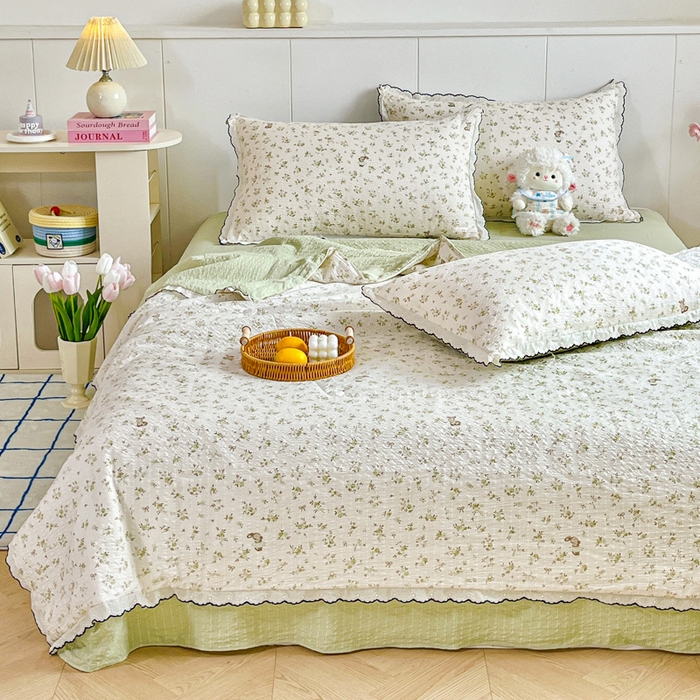 91家纺网 家纺一手货源 找家纺 利禾 2026新款泡芙全棉小黑花边夏被四件套夏凉被空调被 绿叶初开-花边款