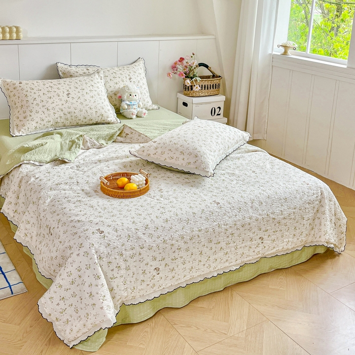 91家纺网 家纺一手货源 找家纺 利禾 2026新款泡芙全棉小黑花边夏被四件套夏凉被空调被 绿叶初开-花边款