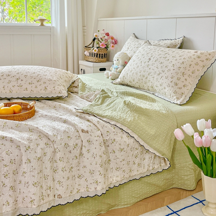 91家纺网 家纺一手货源 找家纺 利禾 2026新款泡芙全棉小黑花边夏被四件套夏凉被空调被 绿叶初开-花边款