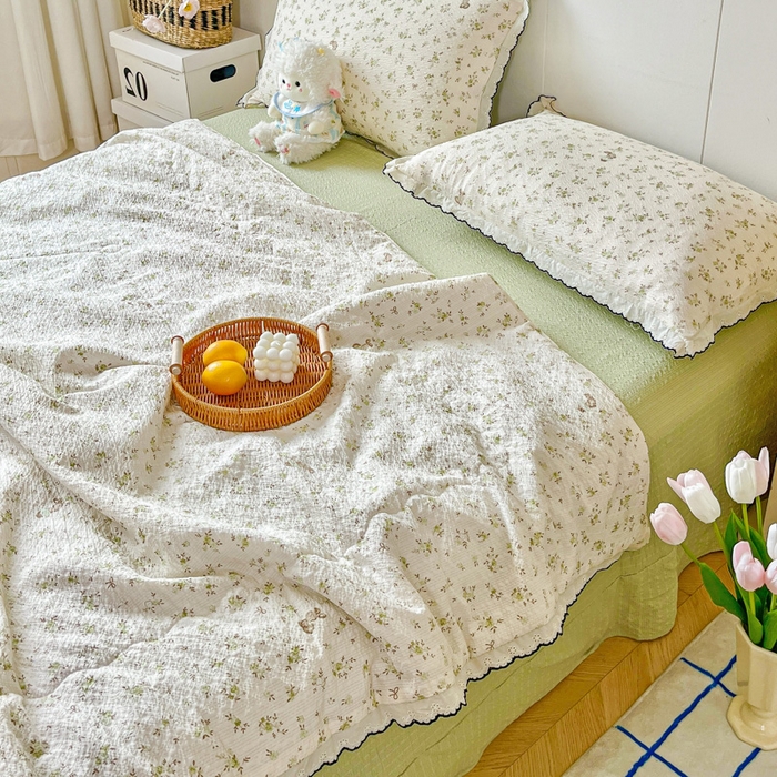 91家纺网 家纺一手货源 找家纺 利禾 2026新款泡芙全棉小黑花边夏被四件套夏凉被空调被 绿叶初开-花边款