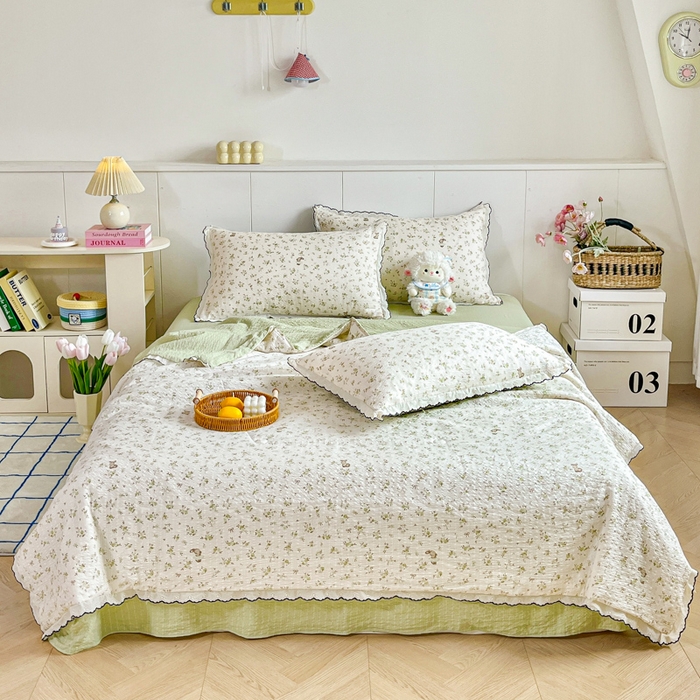 91家纺网 家纺一手货源 找家纺 利禾 2026新款泡芙全棉小黑花边夏被四件套夏凉被空调被 绿叶初开-花边款