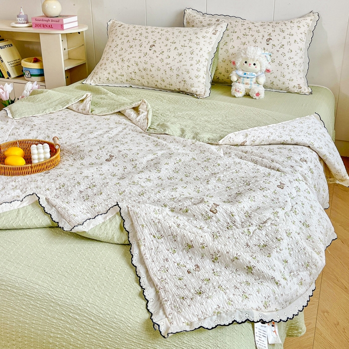 91家纺网 家纺一手货源 找家纺 利禾 2026新款泡芙全棉小黑花边夏被四件套夏凉被空调被 绿叶初开-花边款