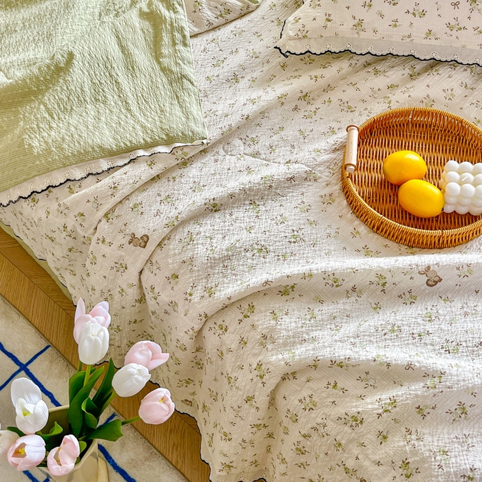 91家纺网 家纺一手货源 找家纺 利禾 2026新款泡芙全棉小黑花边夏被四件套夏凉被空调被 绿叶初开-花边款