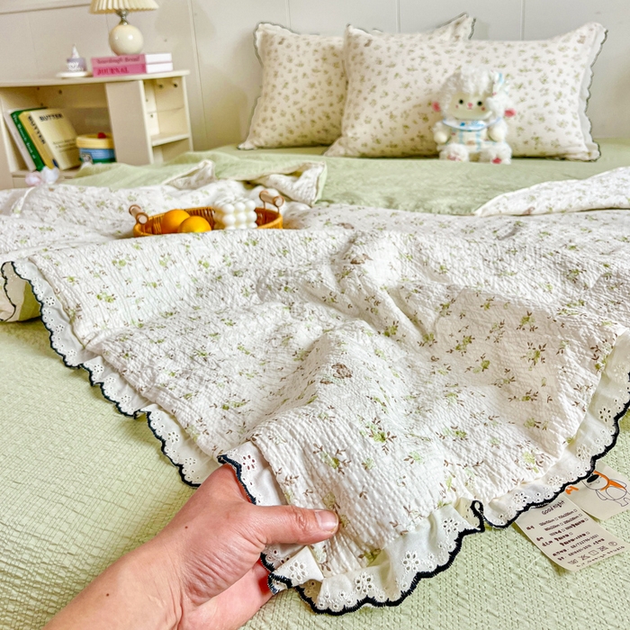 91家纺网 家纺一手货源 找家纺 利禾 2026新款泡芙全棉小黑花边夏被四件套夏凉被空调被 绿叶初开-花边款