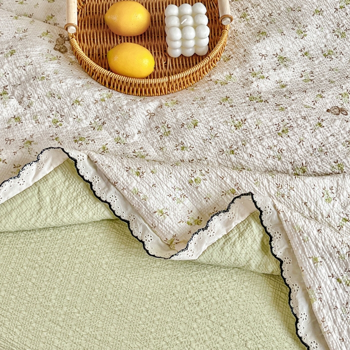 91家纺网 家纺一手货源 找家纺 利禾 2026新款泡芙全棉小黑花边夏被四件套夏凉被空调被 绿叶初开-花边款