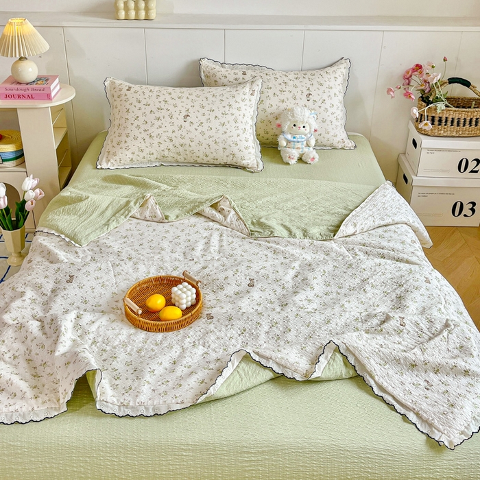 91家纺网 家纺一手货源 找家纺 利禾 2026新款泡芙全棉小黑花边夏被四件套夏凉被空调被 绿叶初开-花边款