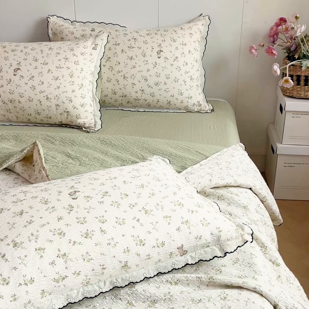 91家纺网 家纺一手货源 找家纺 利禾 2026新款泡芙全棉小黑花边夏被四件套夏凉被空调被 绿叶初开-花边款