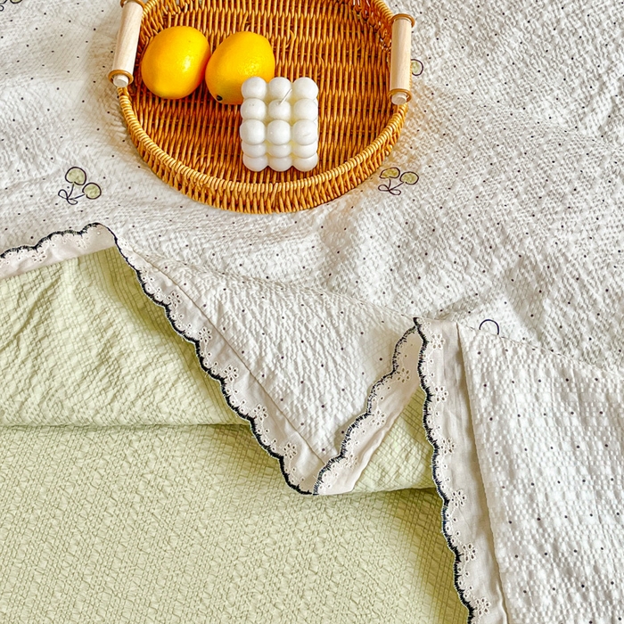 91家纺网 家纺一手货源 找家纺 利禾 2026新款泡芙全棉小黑花边夏被四件套夏凉被空调被 绿樱桃-花边款