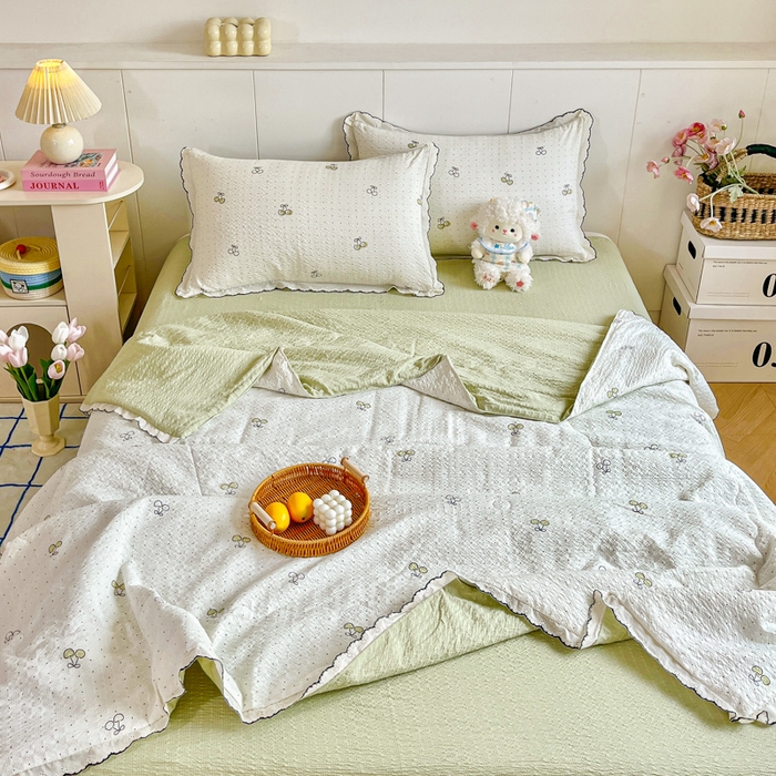 91家纺网 家纺一手货源 找家纺 利禾 2026新款泡芙全棉小黑花边夏被四件套夏凉被空调被 绿樱桃-花边款