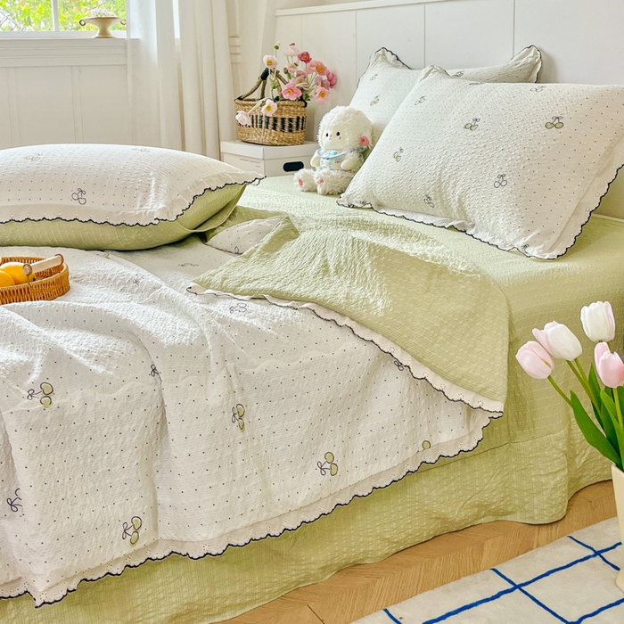 91家纺网 家纺一手货源 找家纺 利禾 2026新款泡芙全棉小黑花边夏被四件套夏凉被空调被 绿樱桃-花边款