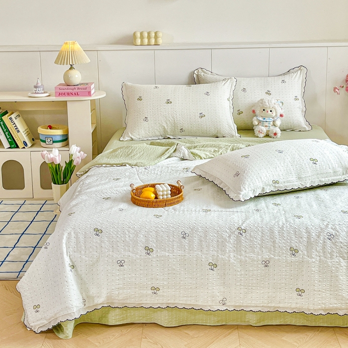 91家纺网 家纺一手货源 找家纺 利禾 2026新款泡芙全棉小黑花边夏被四件套夏凉被空调被 绿樱桃-花边款