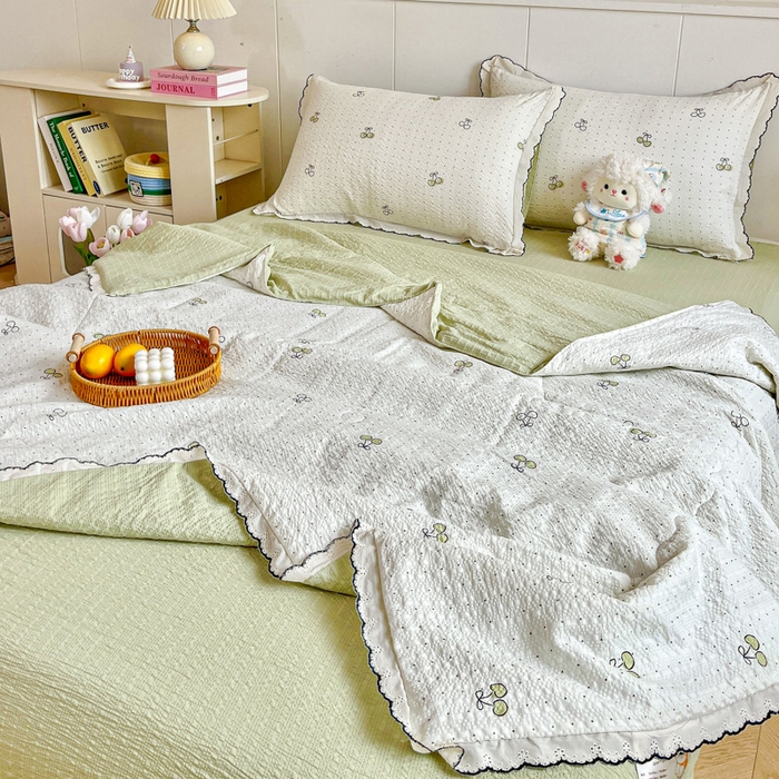 91家纺网 家纺一手货源 找家纺 利禾 2026新款泡芙全棉小黑花边夏被四件套夏凉被空调被 绿樱桃-花边款