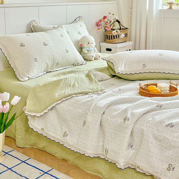 91家纺网 家纺一手货源 找家纺 利禾 2026新款泡芙全棉小黑花边夏被四件套夏凉被空调被 绿樱桃-花边款