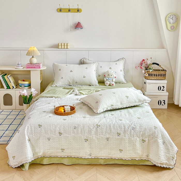 91家纺网 家纺一手货源 找家纺 利禾 2026新款泡芙全棉小黑花边夏被四件套夏凉被空调被 绿樱桃-花边款