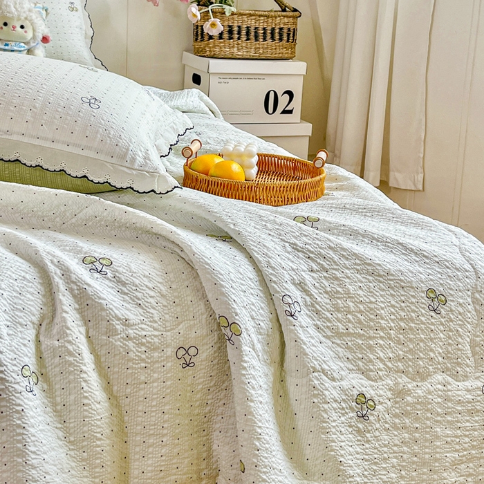 91家纺网 家纺一手货源 找家纺 利禾 2026新款泡芙全棉小黑花边夏被四件套夏凉被空调被 绿樱桃-花边款