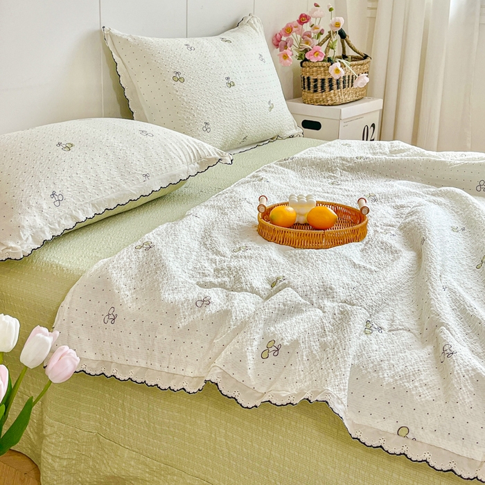 91家纺网 家纺一手货源 找家纺 利禾 2026新款泡芙全棉小黑花边夏被四件套夏凉被空调被 绿樱桃-花边款