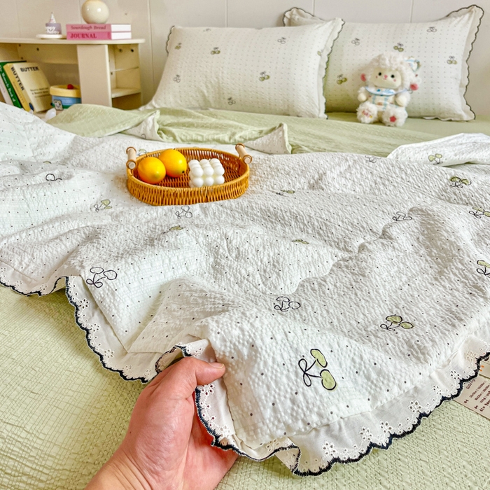 91家纺网 家纺一手货源 找家纺 利禾 2026新款泡芙全棉小黑花边夏被四件套夏凉被空调被 绿樱桃-花边款