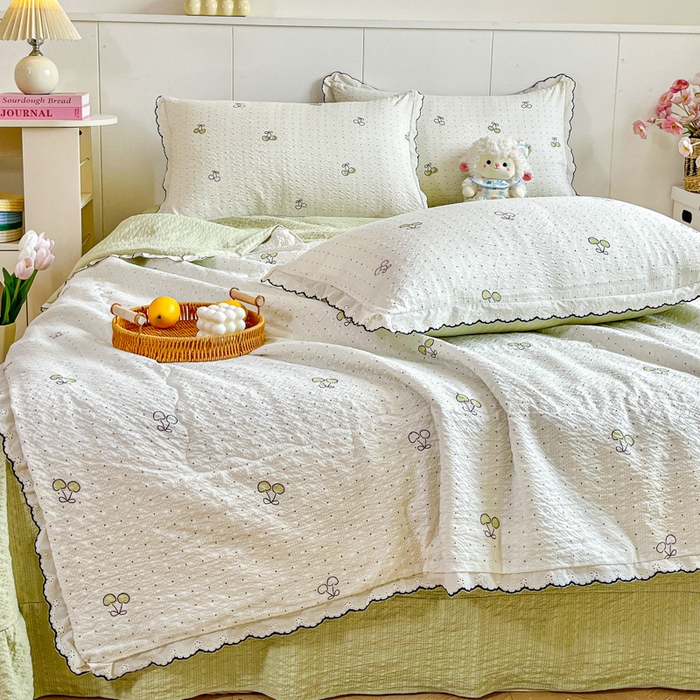 91家纺网 家纺一手货源 找家纺 利禾 2026新款泡芙全棉小黑花边夏被四件套夏凉被空调被 绿樱桃-花边款