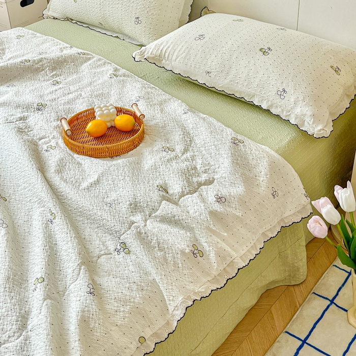 91家纺网 家纺一手货源 找家纺 利禾 2026新款泡芙全棉小黑花边夏被四件套夏凉被空调被 绿樱桃-花边款