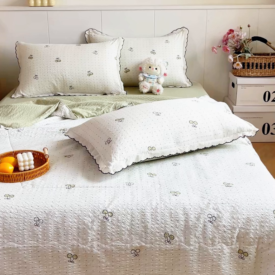 91家纺网 家纺一手货源 找家纺 利禾 2026新款泡芙全棉小黑花边夏被四件套夏凉被空调被 绿樱桃-花边款